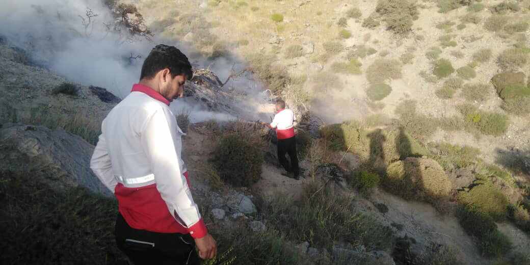 امدادرسانی نیروهای هلال احمر در آتش سوزی های جنوب و شرق استان کرمان